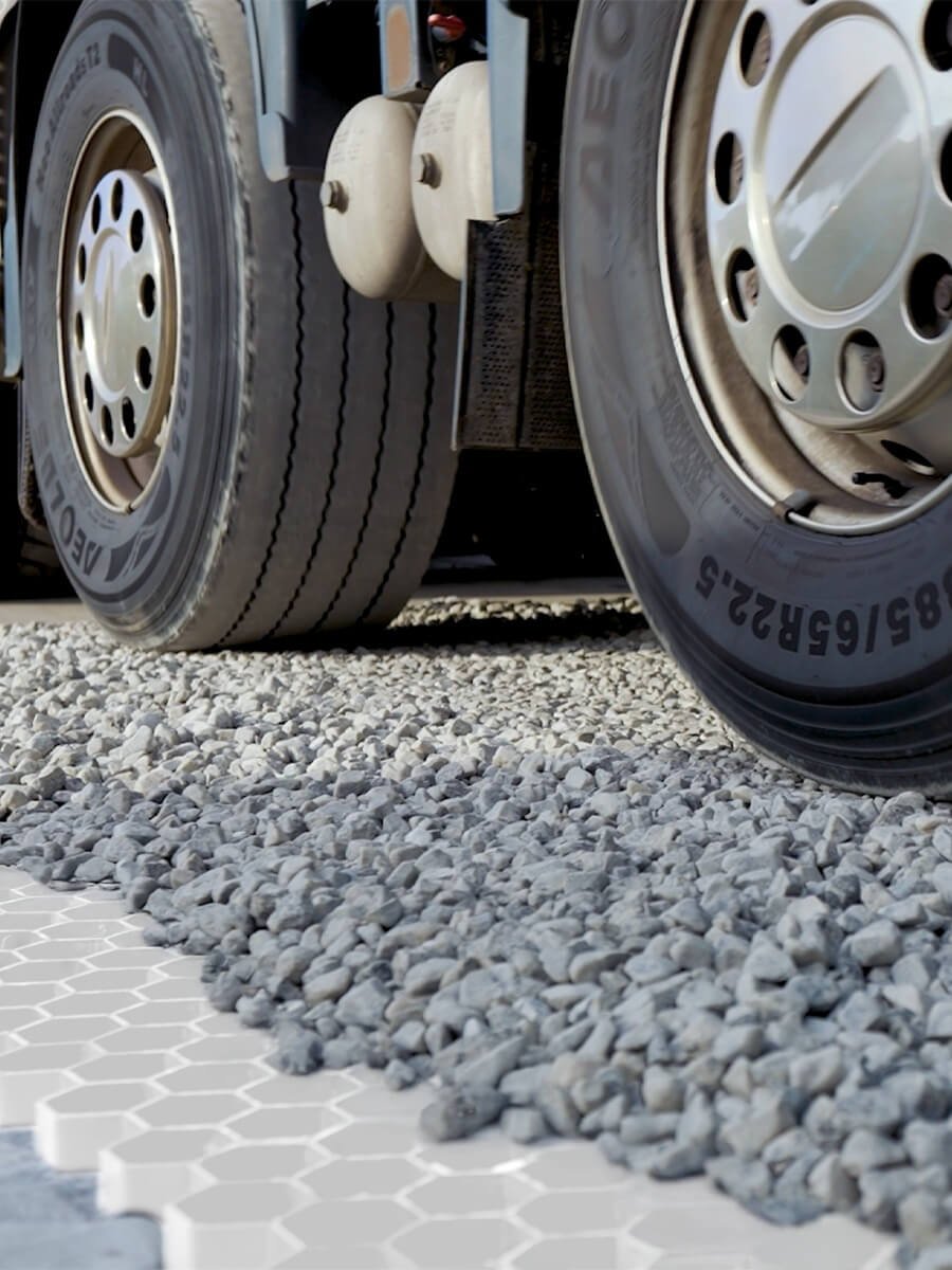 Lastbil kör på Grusarmering Heavy Duty