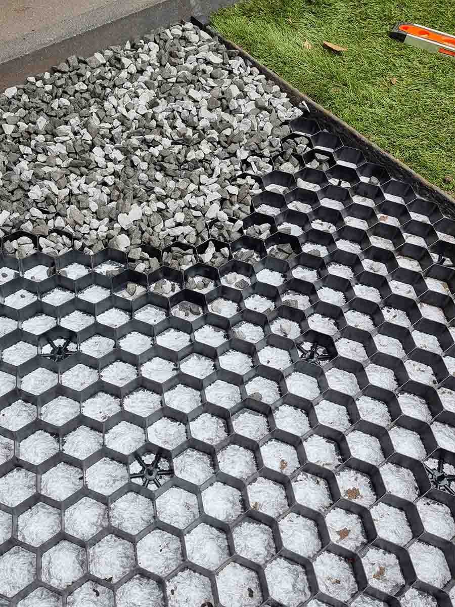 Uppfart täckt med Grusarmering XL, stor panel av svart grusarmering
