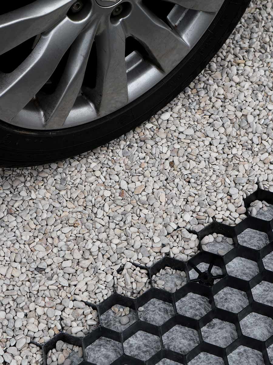 Bil parkerad på Grusarmering XL, stabil grusuppfart