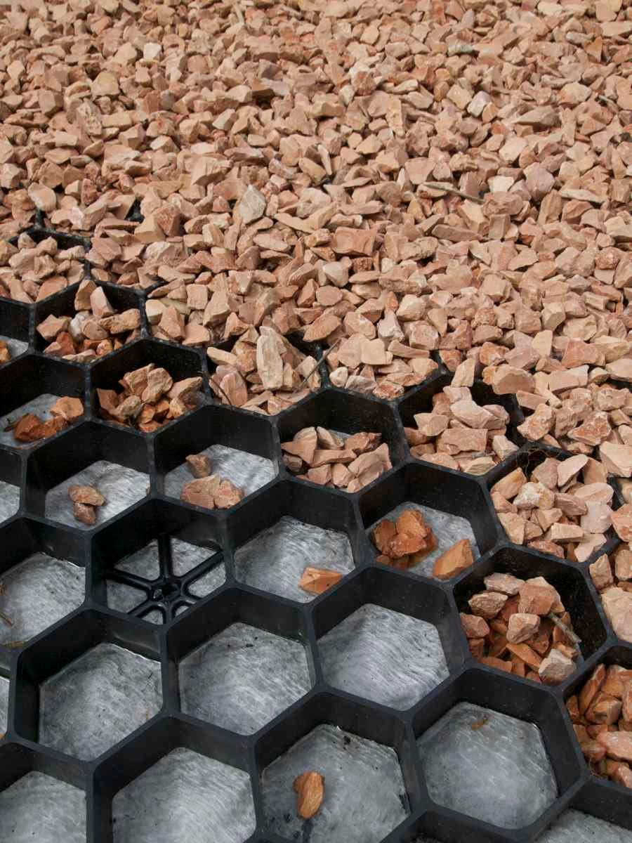 Grusarmering Heavy Duty installerad på industritomt, tung lastbilstrafik