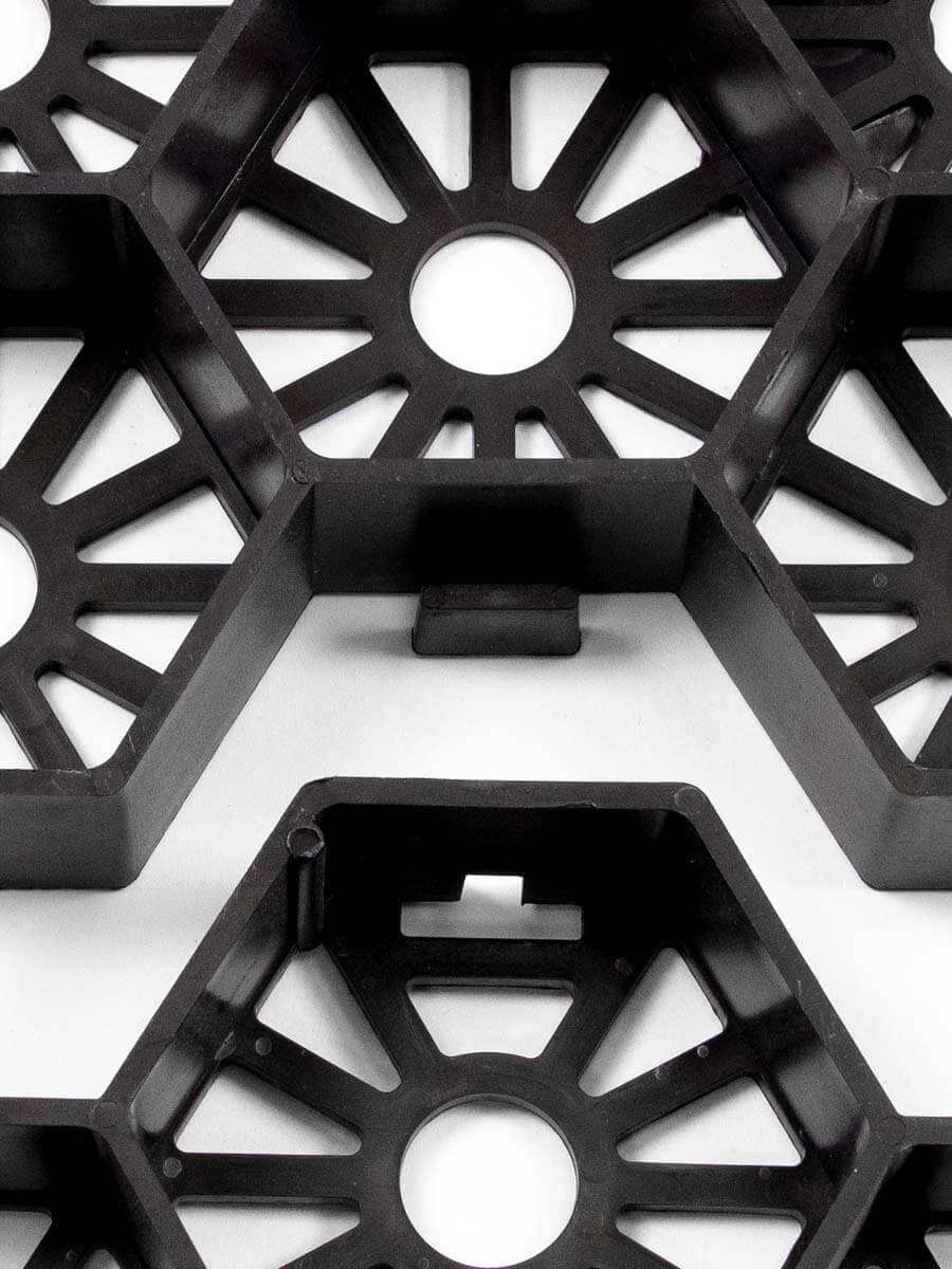 Markarmering Klick installerad vid modern byggnad med parkering