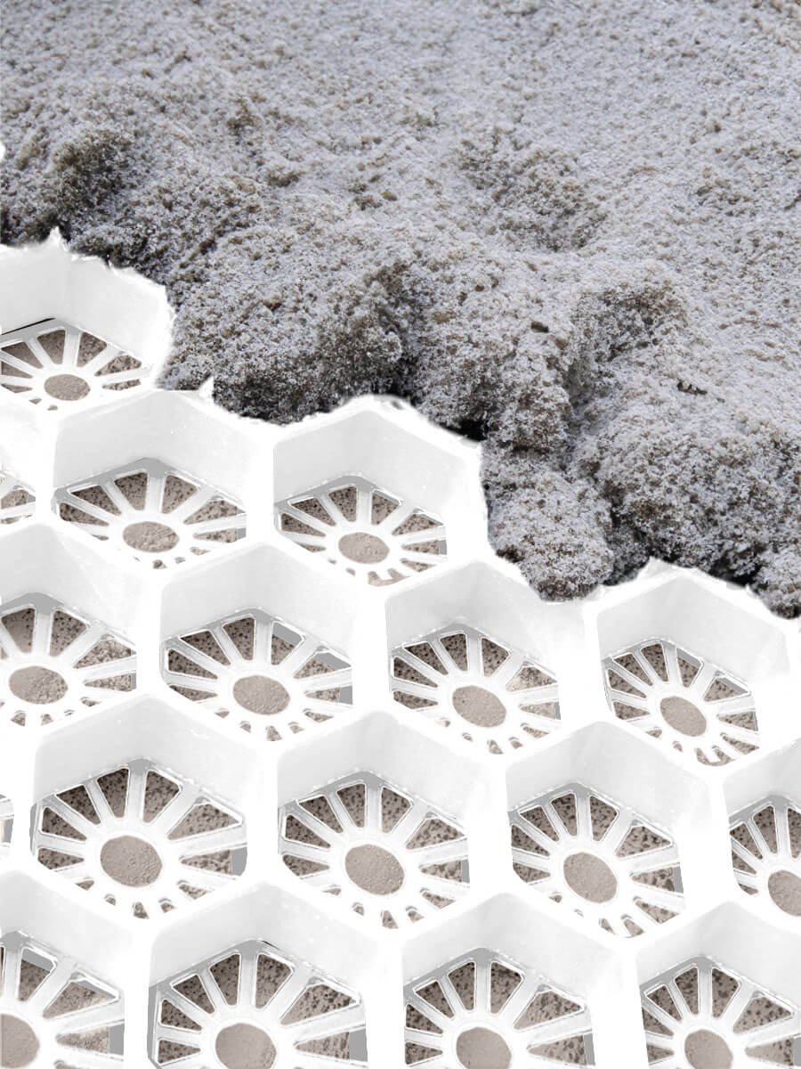 Uppfart med Markarmering Klick, bilar parkerade på stabil grusyta