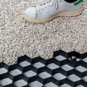 En person som går över grusarmering som är fylld med singel