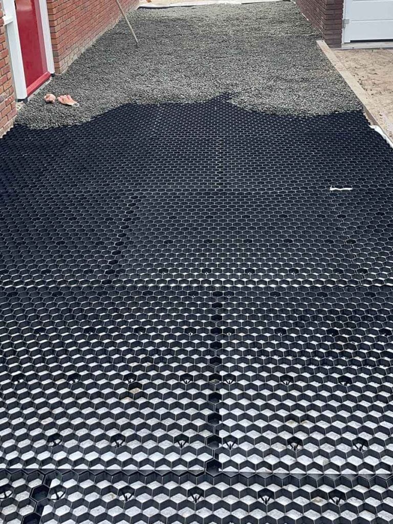 Grusarmering som är hälften fylld med grå makadam