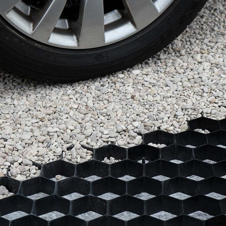 En bil som kör över grusarmering som är fylld med ljus singel