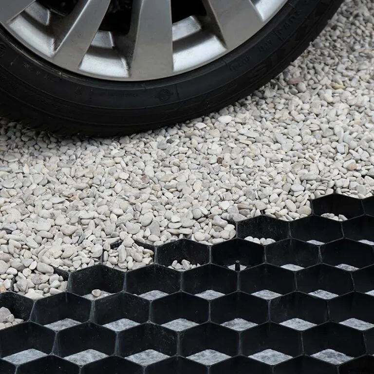 En bil som kör över grusarmering som är fylld med ljus singel