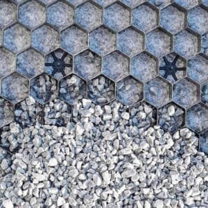 Grusarmering svart som är fylld med grå makadam