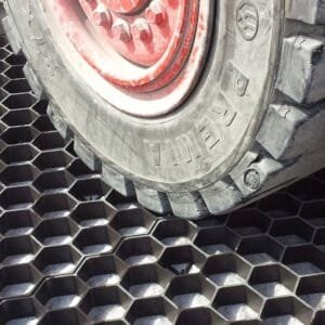 En truck som kör över grusarmering som är inte fylld med dekorsten