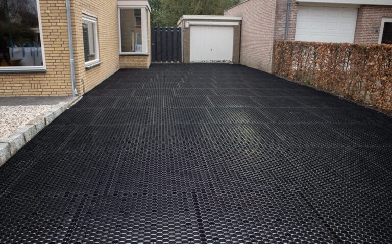 En bild som visar en uppfart med grusarmering utan dekorsten